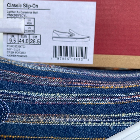 Vans WMNS Classic Slip-On
2gether As Ourselves Multi
VN000BVZCYL
Sneakers - Picture 16 of 16